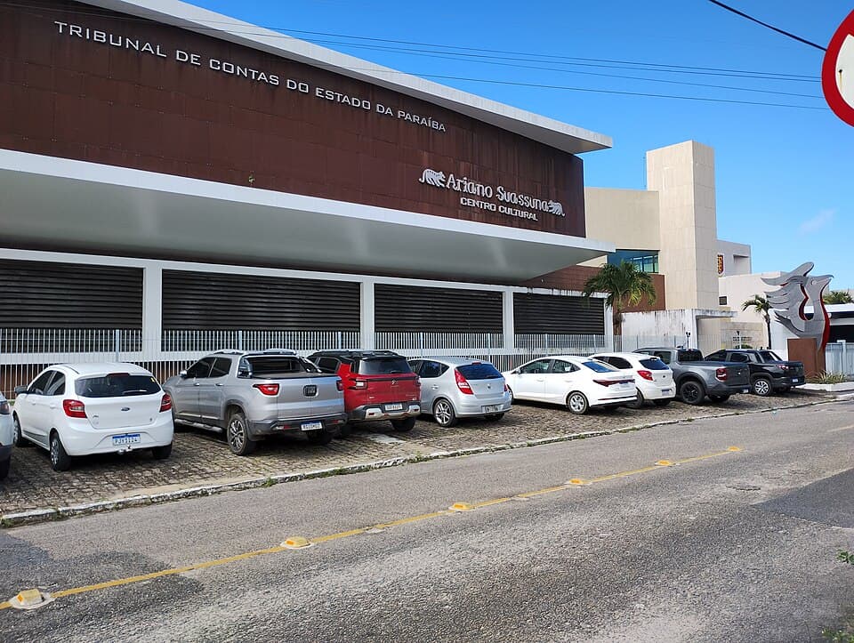 O Tribunal de Contas do Estado (TCE) multou uma prefeita paraibana por nepotismo e contratos irregulares de locação.